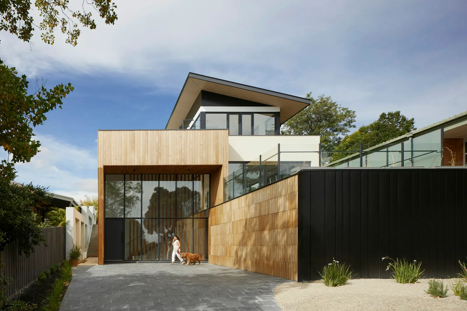 Modernes Haus mit Holz- und Glasfassade